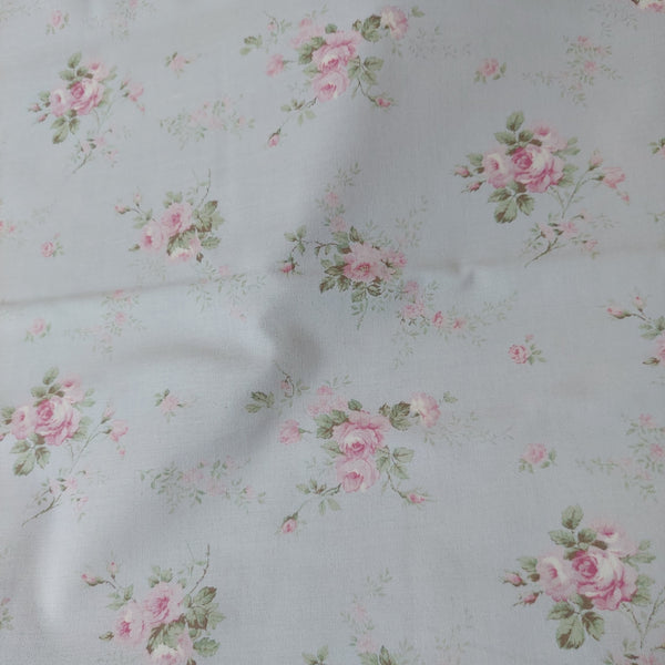 Yuwa cotton fabric Small Roses on Cream 816298-K Small lavender roses on pale gray